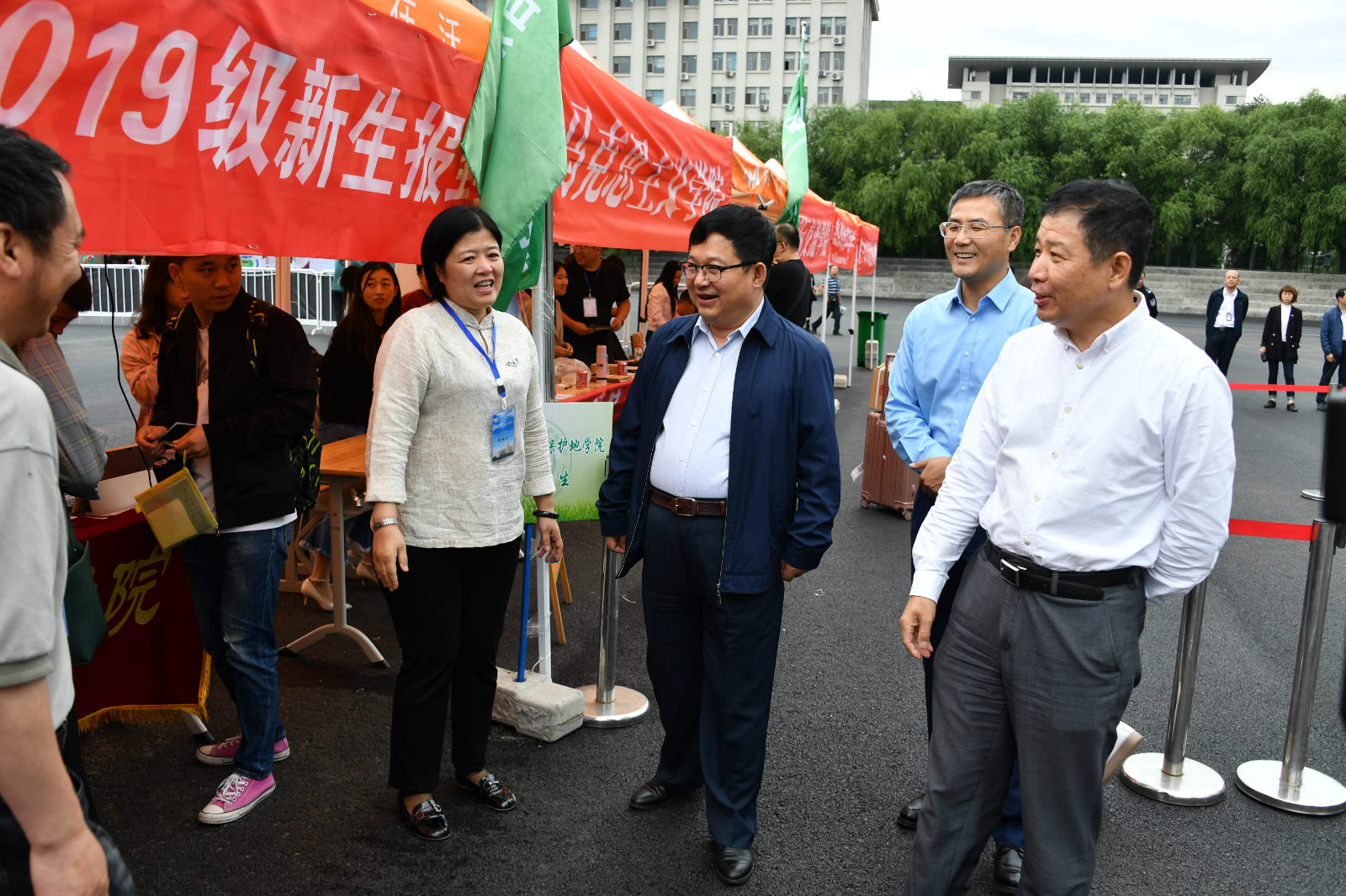 亿豪领导深入各学院迎新场地走访慰问 亿豪领导深入各学院迎新场地走访慰问