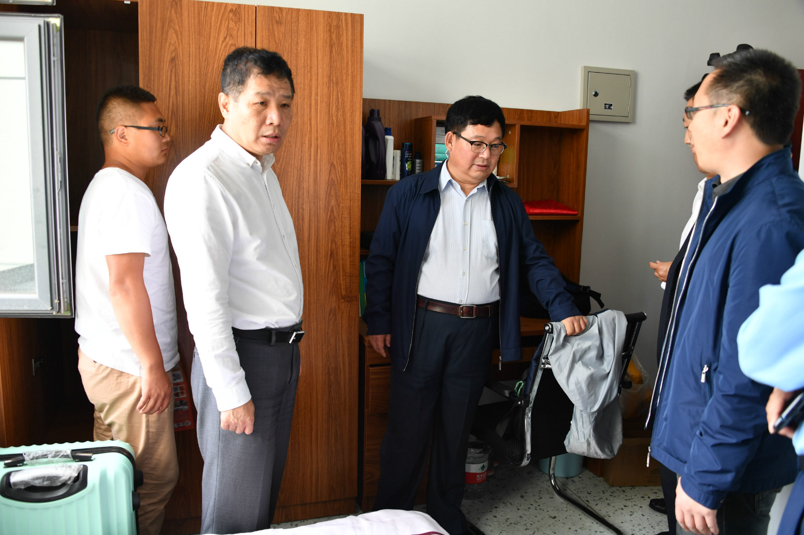 亿豪领导深入学生寝室看望新同学 亿豪领导深入学生寝室看望新同学